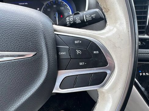 Used 2019 Chrysler Pacifica Limited w/ Tire & Wheel Group FWD image 11