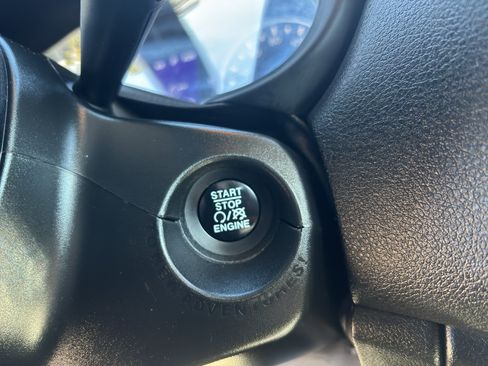 Used 2017 Jeep Renegade Latitude FWD image 12