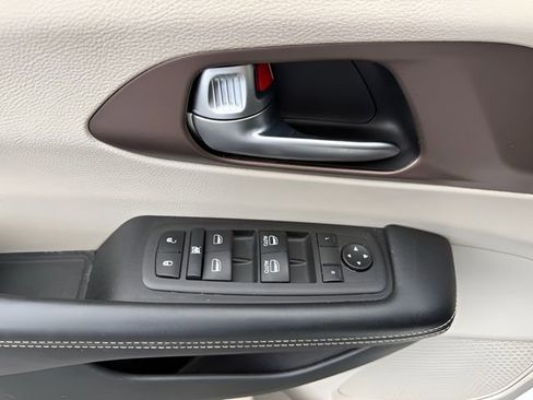 Used 2022 Chrysler Voyager LX FWD image 11