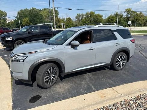 Used 2023 Nissan Pathfinder Platinum AWD/4WD image 1