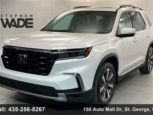 Used 2025 Honda Pilot Touring image 1