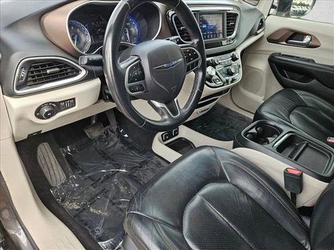 Used 2018 Chrysler Pacifica Touring-L image 9