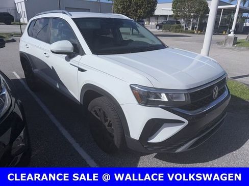 Used 2024 Volkswagen Taos SE w/ Black Wheel Package image 2
