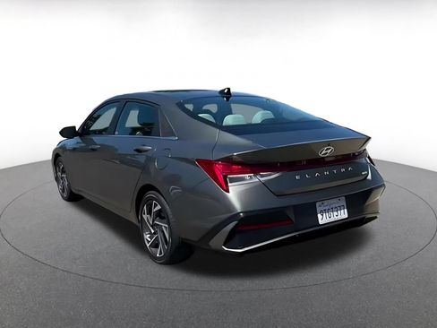 Used 2025 Hyundai Elantra Limited FWD image 10