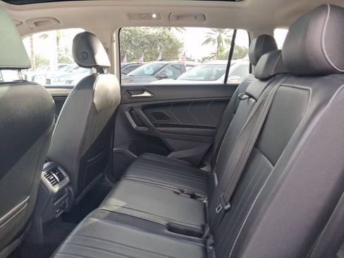 Used 2022 Volkswagen Tiguan SE w/ Panoramic Sunroof Package FWD image 8