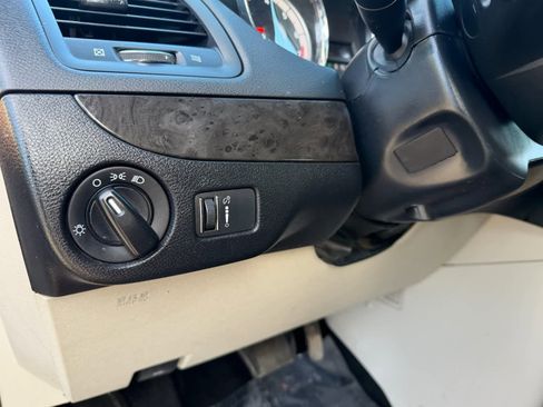 Used 2018 Dodge Grand Caravan SE w/ UConnect Hands-Free Group image 18