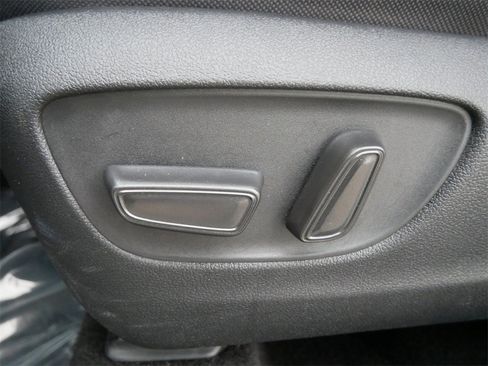 Used 2024 Toyota Highlander LE image 21