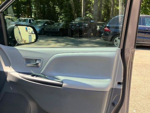 Used 2019 Toyota Sienna LE FWD image 31