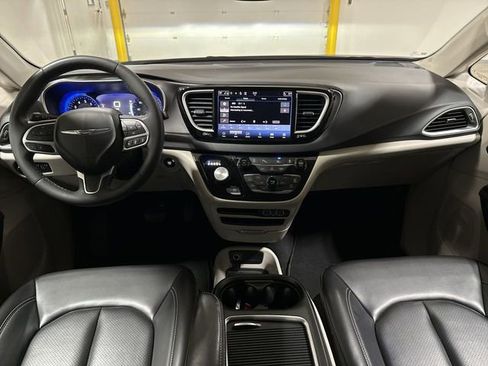 Used 2023 Chrysler Pacifica Touring-L FWD image 10