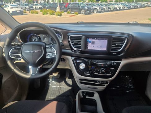 Used 2022 Chrysler Voyager LX FWD image 13