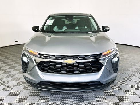 Used 2025 Chevrolet Trax LS w/ Driver Confidence Package image 8