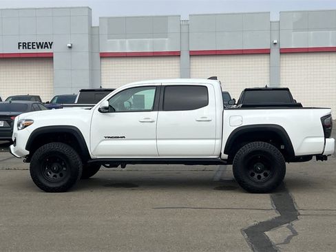 Certified 2023 Toyota Tacoma TRD Off-Road image 9