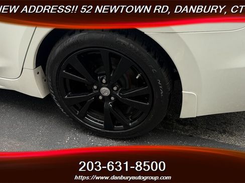 Used 2017 Nissan Maxima 3.5 SV w/ Interior Lighting Package FWD image 9