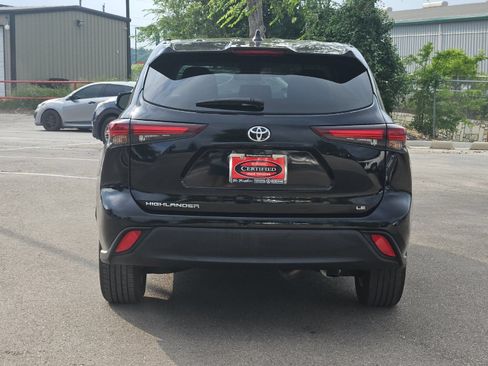 Used 2025 Toyota Highlander LE FWD image 4