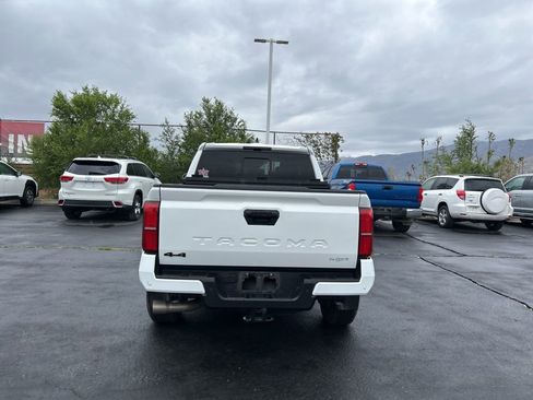 Used 2024 Toyota Tacoma TRD Sport w/ TRD Sport Upgrade Package AWD/4WD image 5