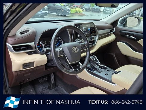 Used 2020 Toyota Highlander XLE AWD/4WD image 7