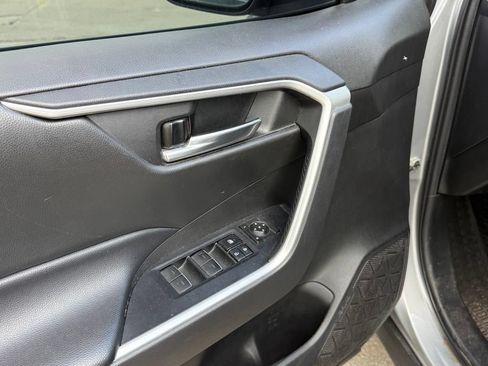 Used 2022 Toyota RAV4 XLE FWD image 11