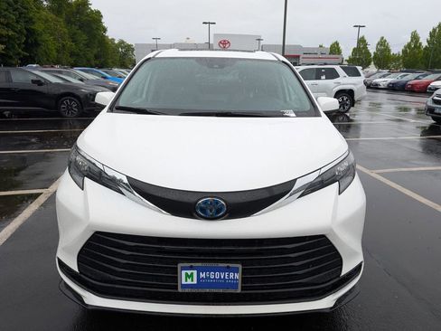 Used 2024 Toyota Sienna LE w/ LE Plus Package AWD/4WD image 11