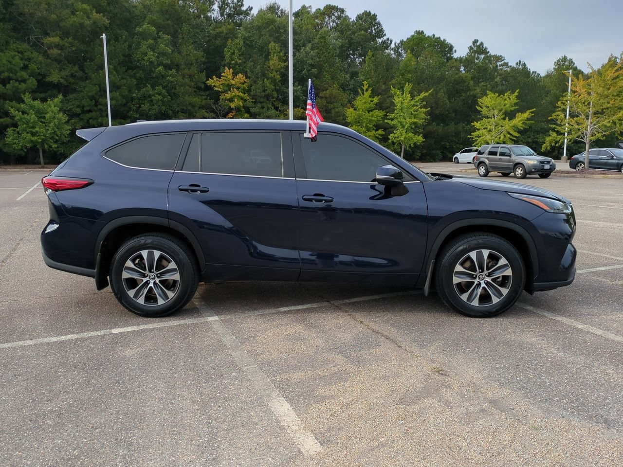 Used 2022 Toyota Highlander XLE AWD/4WD image 3