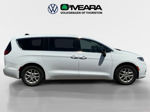 Used 2024 Chrysler Pacifica Touring-L FWD image 6