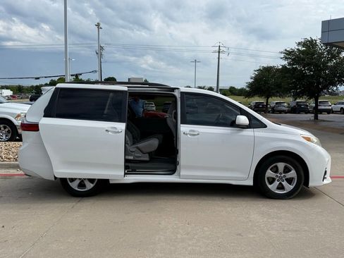 Used 2019 Toyota Sienna LE w/ LE Preferred Package FWD image 10