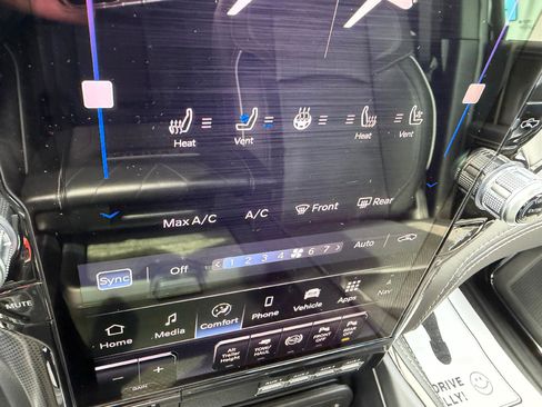 Used 2025 RAM 2500 Limited w/ Cold Weather Group AWD/4WD image 17