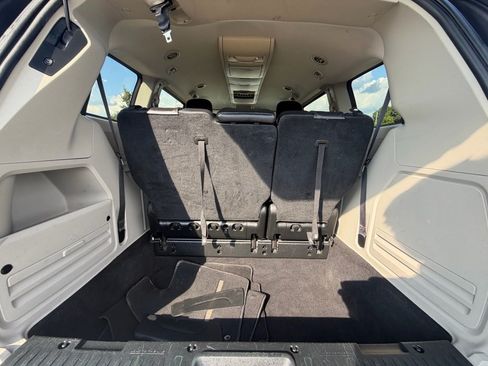 Used 2015 Chrysler Town & Country Touring FWD image 6