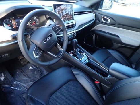 Used 2024 Jeep Compass Latitude image 10