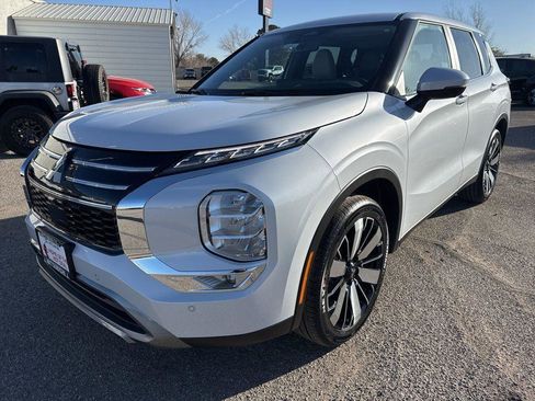 New 2026 Mitsubishi Outlander SE FWD image 3