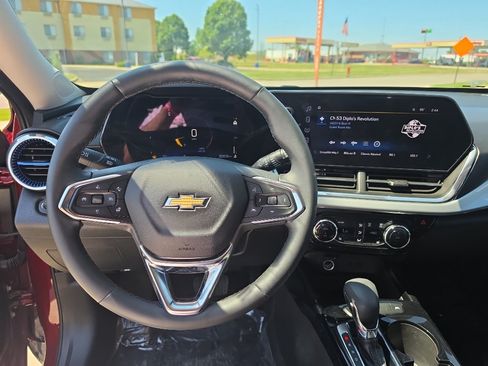 Used 2025 Chevrolet Trax LT w/ LT Convenience Package FWD image 9