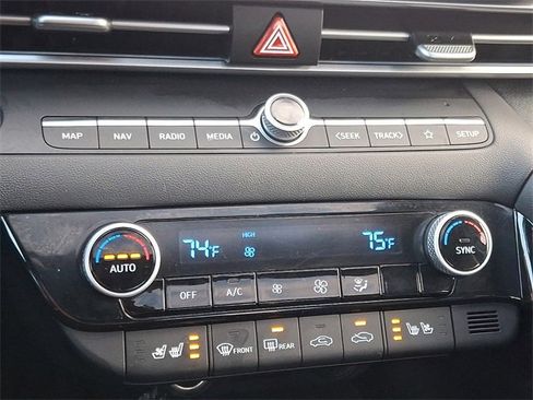 Used 2021 Hyundai Elantra Limited image 16