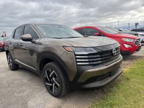 Used 2025 Nissan Kicks SV w/ Illumination Package image 3