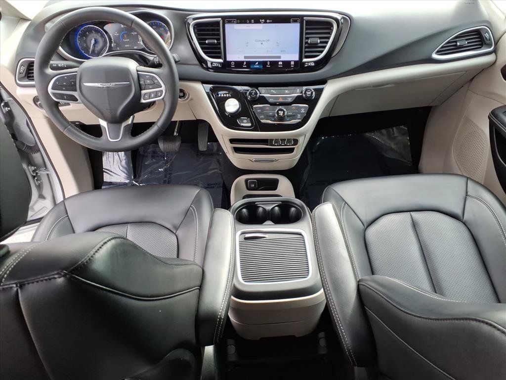 Used 2023 Chrysler Pacifica Touring-L FWD image 9