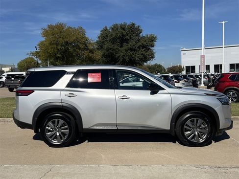 Certified 2025 Nissan Pathfinder S image 3