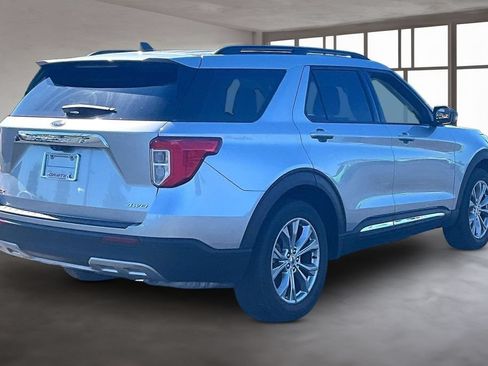 Used 2021 Ford Explorer XLT AWD/4WD image 3