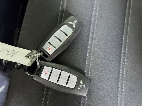 Used 2023 Mitsubishi Outlander SE image 35