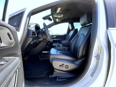 Used 2025 Chrysler Pacifica Select FWD image 10