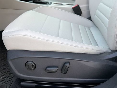 Certified 2024 Volkswagen Jetta SE w/ Panoramic Sunroof Package FWD image 19