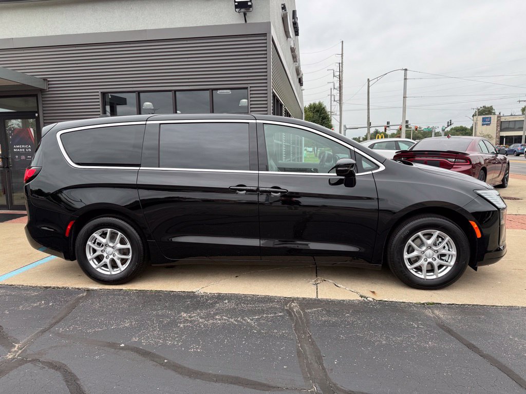 New 2027 Chrysler Pacifica Select FWD image 5