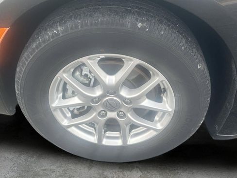 Used 2024 Chrysler Pacifica Touring-L image 9