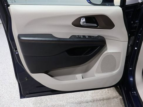 Used 2017 Chrysler Pacifica Touring-L image 13