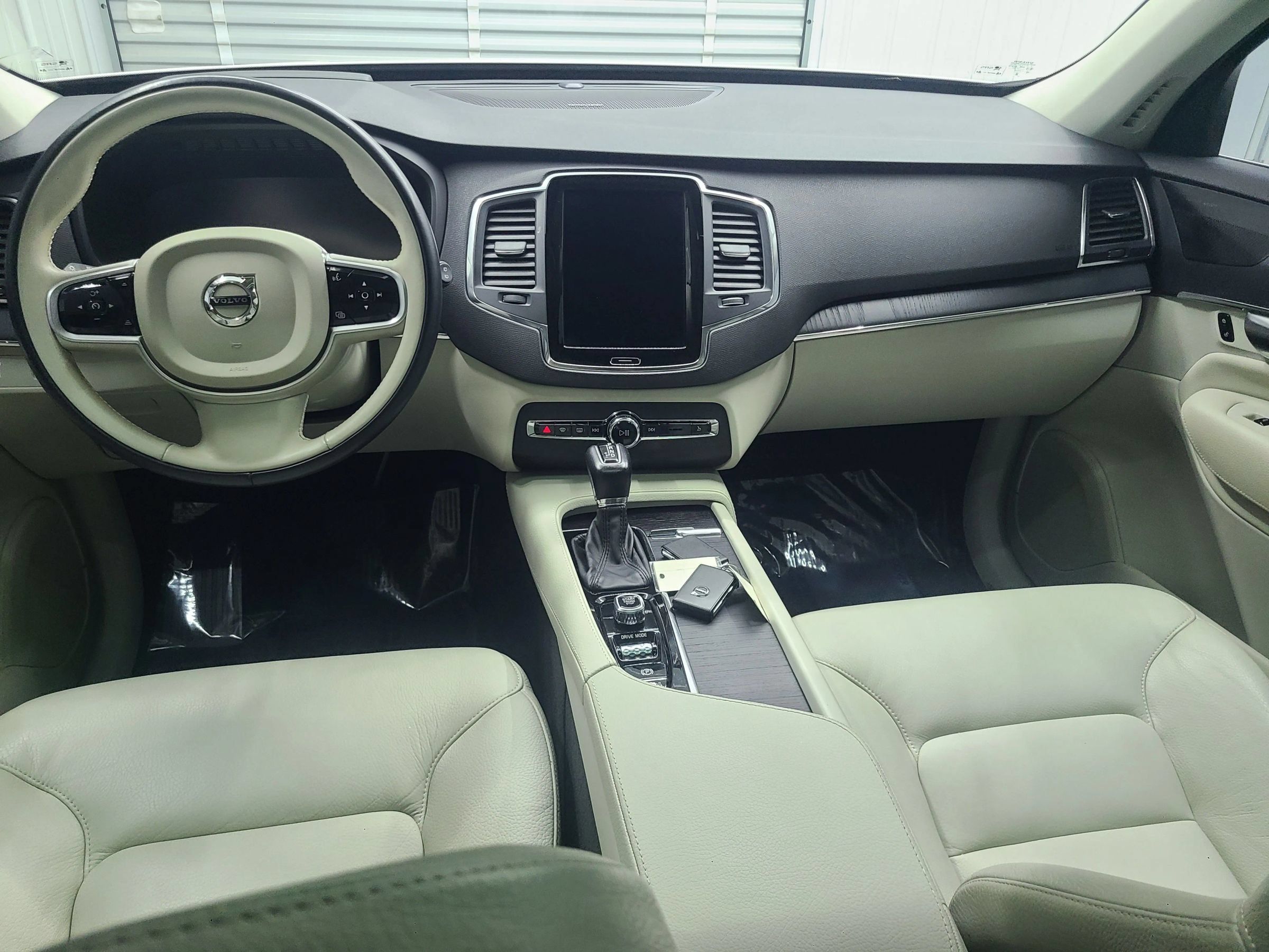 Used 2020 Volvo XC90 T6 Momentum AWD/4WD image 2