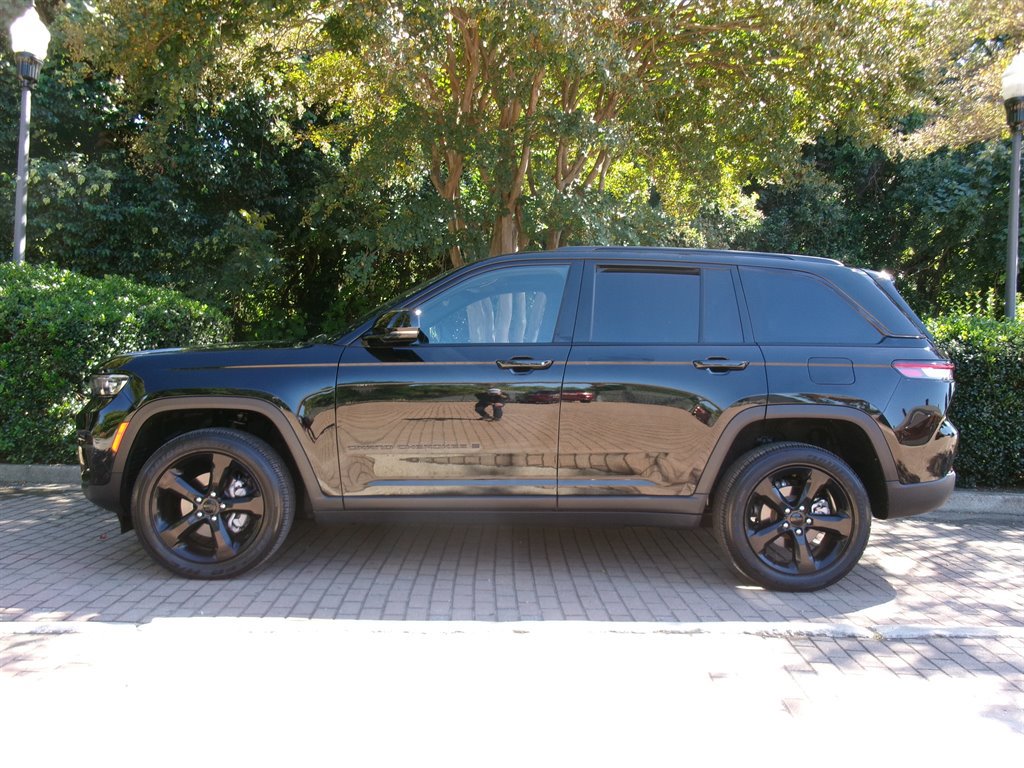Used 2025 Jeep Grand Cherokee Altitude AWD/4WD image 6