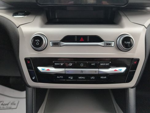 Used 2024 Ford Explorer XLT w/ Equipment Group 202A image 28