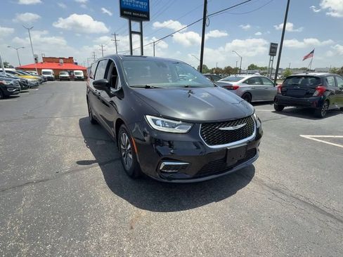 Used 2023 Chrysler Pacifica Touring-L FWD image 2