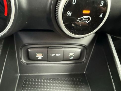 Certified 2025 Hyundai Venue SE image 22