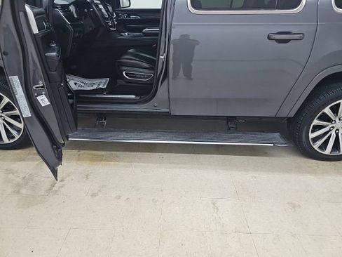 Used 2023 Jeep Grand Wagoneer L Series II image 18