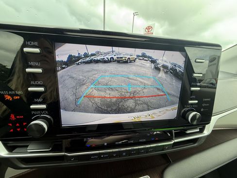 Certified 2023 Toyota Sienna XLE FWD image 7