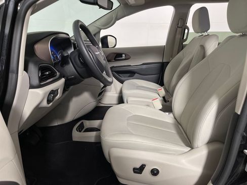 Used 2017 Chrysler Pacifica LX FWD image 12
