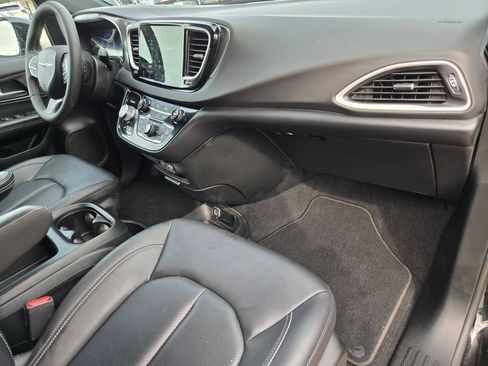 Used 2025 Chrysler Pacifica Select FWD image 32